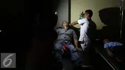 Seorang suster tengah mengecek kondisi pasien korban gempa bumi di RSUD Pidie Jaya, Aceh, Kamis (8/12). Meskipun wilayah tersebut dilanda pemadaman listrik namun pihak RSUD tetap melakukan penanganan untuk para korban bencana.(Liputan6.com/Angga Yuniar)
