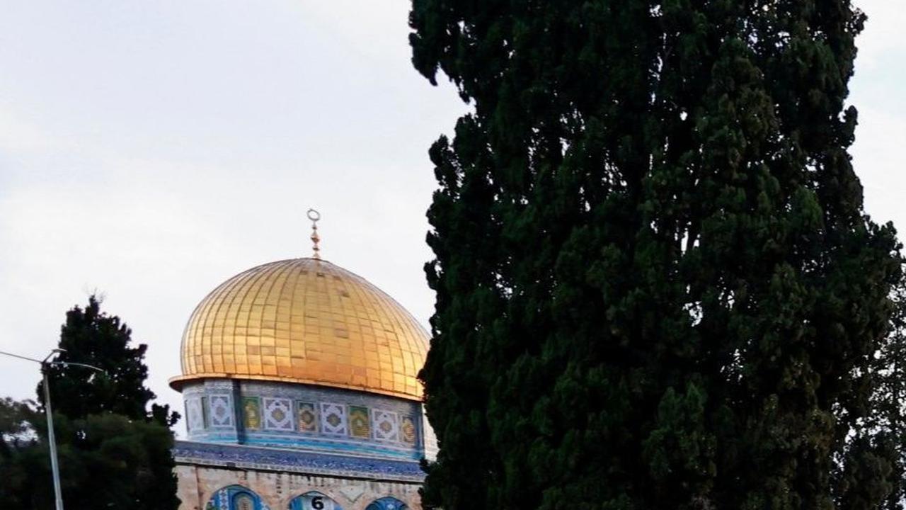 Umat Muslim Palestina juga menunjukkan keteguhan saat melaksanakan ied.<br>