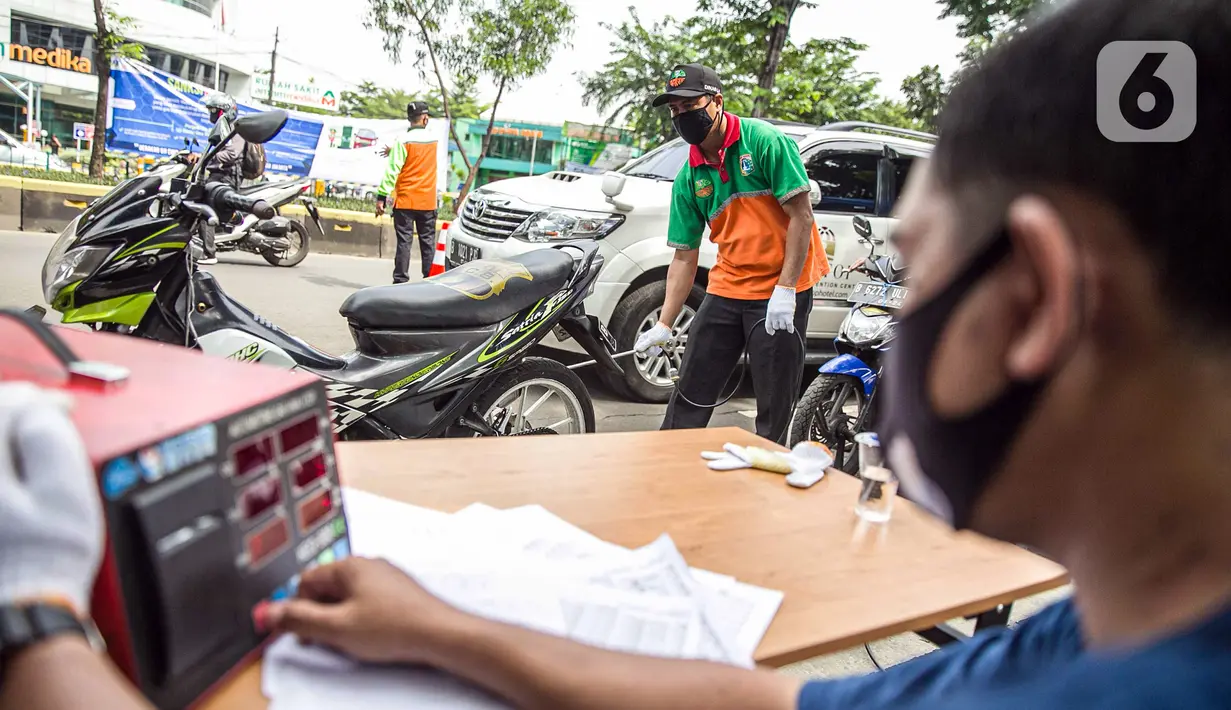 Petugas mengecek emisi gas buang kendaraan bermotor di Jakarta, Rabu (6/1/2021). Pengecekan yang diselenggarakan Dinas Perhubungan dan Kepolisian tersebut bertujuan untuk mengurangi polusi udara dari emisi gas buang kotor. (Liputan6.com/Faizal Fanani)