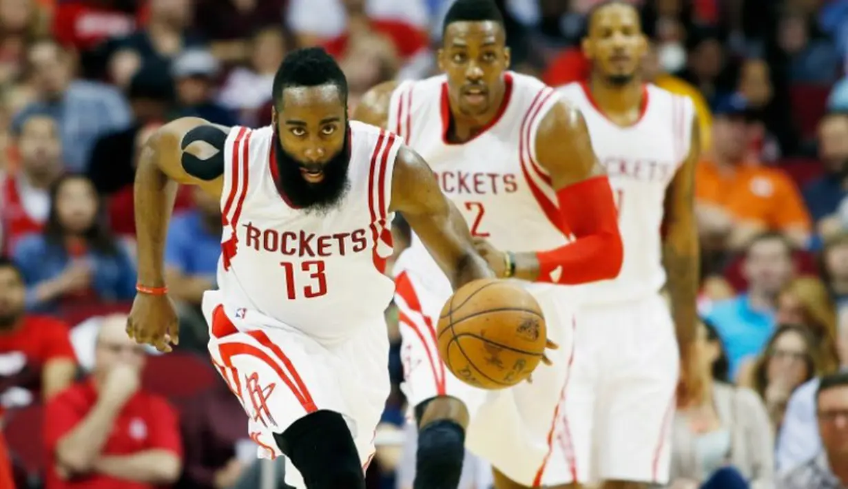 Harden bermain ciamik di partai ini. Shooting guard 25 tahun itu berhasil menorehkan triple double di laga ini, yakni 16 poin, 11 rebound, dan 10 assist. (SCOTT HALLERAN/GETTY IMAGES NORTH AMERICA/AFP)