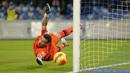 Penjaga gawang Hellas Verona, Lorenzo Montipo menepis bola saat melawan Napoli dalam pertandingan lanjutan Serie A Italia di stadion Diego-Maradona, Minggu (7/11/2021). (AFP/Carlo Hermann)