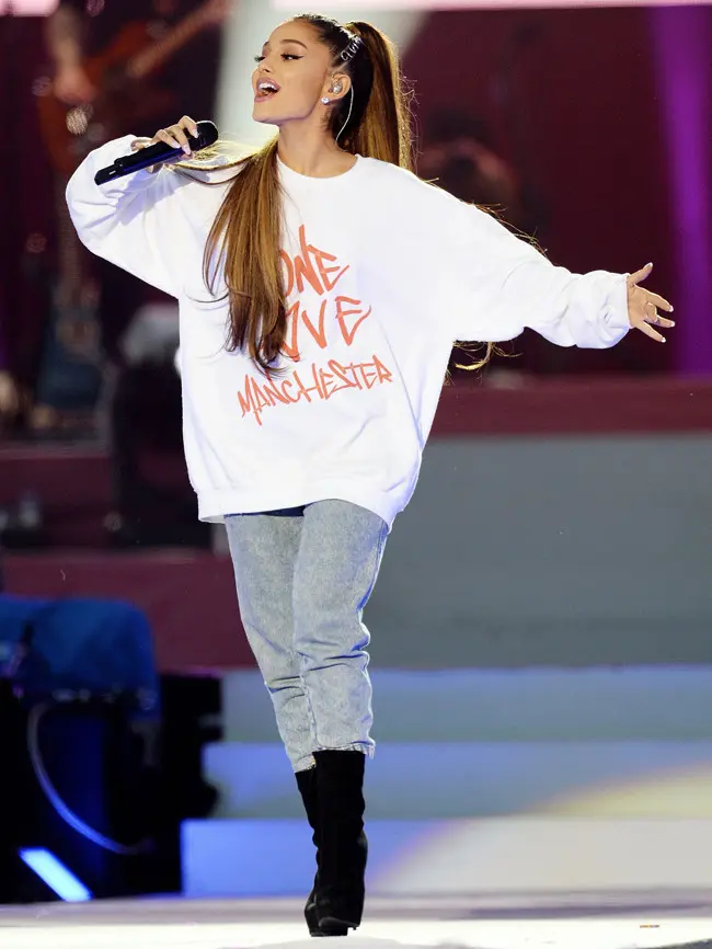 Sempat mengalami kondisi yang lemah, akhirnya Ariana berusaha bangkit dan memberikan semangat untuk para korban. Ia juga memberikan donasi untuk membantu korban, yakni lewat konsernya yang bertajuk ‘One Love Manchester’. (AFP/Bintang.com)