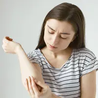 Penyebab kulit kering dan cara mengatasinya (Credit: Freepik/karlyukav)