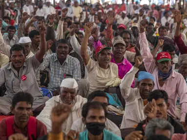 Petani meneriakkan slogan-slogan pada protes solidaritas dengan petani, di Mumbai, India, Minggu (28/11/2021). Kelompok tani menunggu undang-undang pertanian yang kontroversial untuk secara resmi ditarik selama sesi parlemen yang dijadwalkan akan dimulai Senin. (AP Photo/Rafiq Maqbool)