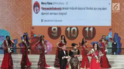 Finalis Puteri Indonesia asal Banten menjawab pertanyaan dari Twitter Merry Riana pada Malam Puncak Puteri Indonesia 2018 di JCC, Jakarta, Jumat (9/3). (Liputan6.com/Herman Zakharia)