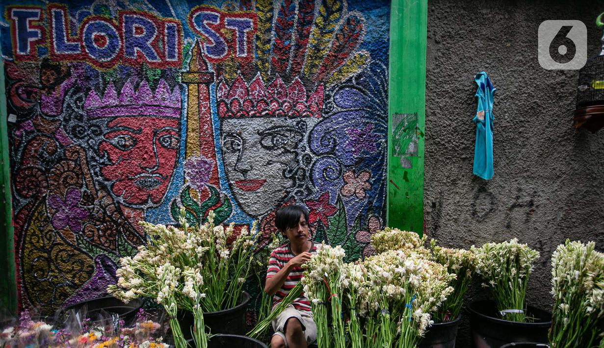 Sehari jelang Idul Fitri 1445 H, sejumlah warga berburu bunga hias sebagai penghias dan pewangi rumah saat hari raya. (Liputan6.com/Angga Yuniar)