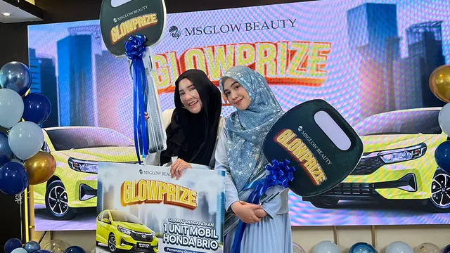 Gilang Widya Pramana dan istrinya, Shandy Purnamasari, menggandeng selebritas Ria Ricis untuk melakukan aksi bagi-bagi hadiah.