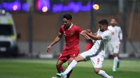 Gelandang Timnas Indonesia, Marselino Ferdinan, berduel dengan bek Iran, Milad Mohammadi, dalam laga uji coba yang digelar di Al Rayyan Training Ground, Qatar, Selasa (9/1/2024) malam WIB. Timnas Indonesia kalah 0-5 dalam laga ini. (Bola.com/Dok.PSSI)