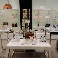 Koleksi sepatu terbaru GUESS Accessories untuk generasi muda. (foto: GUESS.doc)