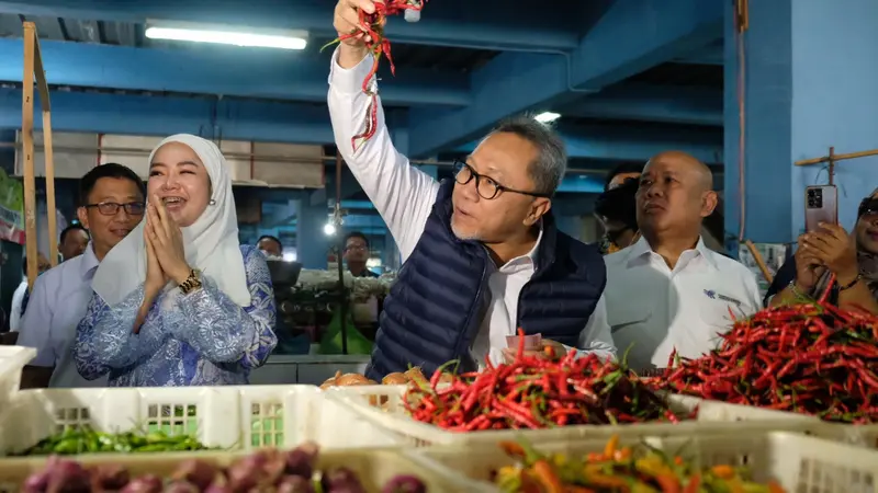 Menteri Perdagangan (Mendag) RI, Zulkifli Hasan melakukan kunjungan ke Pasar Bulu, Semarang, Jawa Tengah, Selasa (19/212/2023).