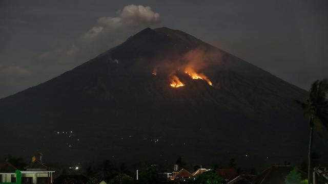 Gunung Agung Semburkan Lava Pijar