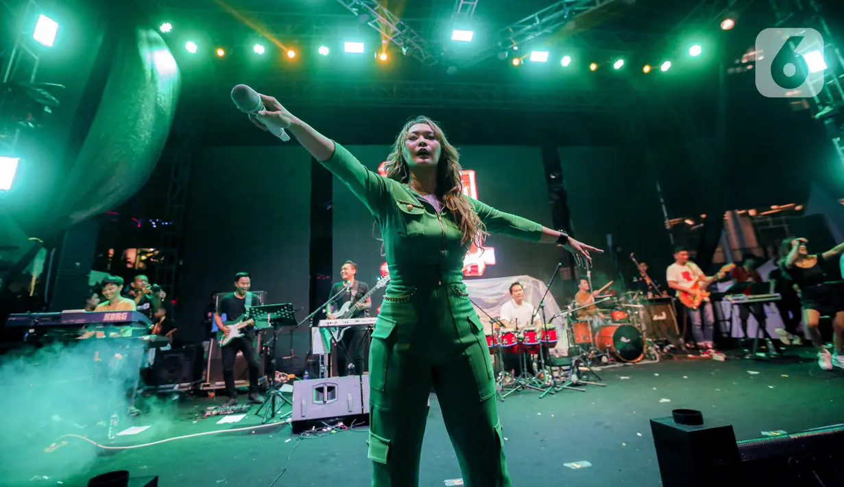 "Masih mau lagi, mau lagu? Kasih tepuk tangan dulu buat Festival 6 mudah-mudahan ada lagi tahun depan," ujar Inul dari atas panggung. (Liputan6.com/Faizal Fanani)