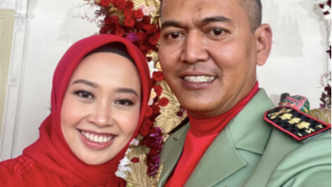 Begitulah cerita perjalanan Dita istri dari Kolonel TNI Arm Joko Setiyo yang di tahun 2023 lalu menjadi Komandan Upacara Detik-Detik Proklamasi 17 Agustus di Istana Negara.<br>