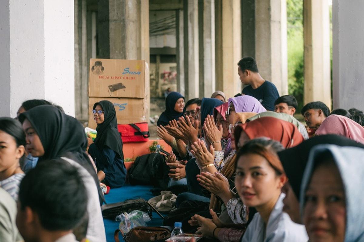 8 Potret Andien Buka Sekolah Gratis di Tengah Tumpukan Sampah Rawa Bebek, Banjir Pujian
