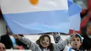 Seorang anak membentangkan bendera Argentina pada laga Pra-Piala Dunia 2018 zona CONMEBOL di Stadion Monumental Antonio Verspucio Liberti,Buenos Aires, Argentina, Sabtu (14/11/2015) WIB. Argentina dan Brasil bermain imbang 1-1. (REUTERS/Martin Acosta)