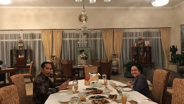 Presiden Joko Widodo atau Jokowi dan Ketua Umum PDIP Megawati Soekarnoputri bertemu secara intens di Itana Batu Tulis, Bogor.