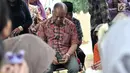 Putra pertama Presiden ke-3 RI BJ Habibie, Ilham Akbar Habibie saat berziarah ke makam kedua orangtuanya di TMP Kalibata, Jakarta, Minggu (15/9/2019). Ilham memanjatkan doa bersama warga yang turut datang berziarah. (merdeka.com/Iqbal Nugroho)