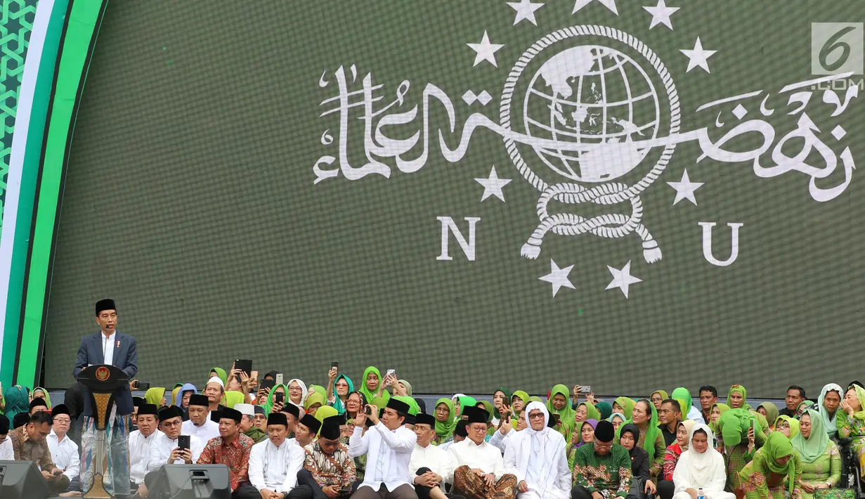 Presiden Joko Widodo atau Jokowi memberi sambutan dalam Harlah ke-73 Muslimat NU di SUGBK, Jakarta, Minggu (27/1). Jokowi juga berpesan agar tetap menjaga persaudaraan menghadapi Pemilu 2019. (Liputan6.com/Johan Tallo)