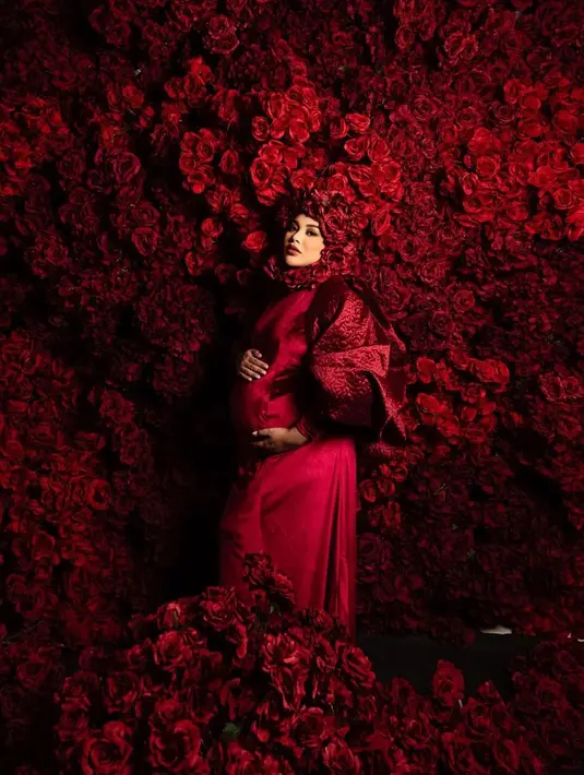 Dalam maternity shoot kali ini, pesona bumil Aurel dipenuhi dekorasi bunga mawar yang begitu deep [@aurelie.hermansyah]