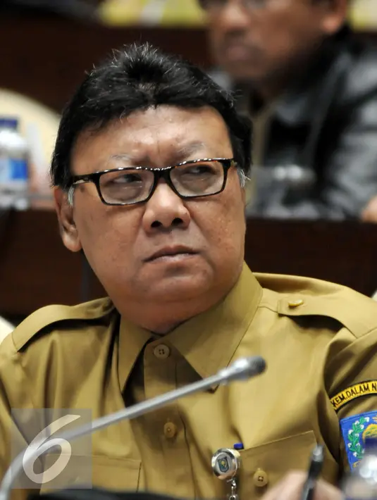 Ekspresi Mendagri Tjahjo Kumolo saat mengikuti rapat kerja dengan Komisi II DPR, di Kompleks Parlemen, Senayan, Jakarta, Senin (29/2). Rapat tersebut membahas revisi Undang-Undang Nomor 8 Tahun 2015 tentang Pilkada. (Liputan6.com/Johan Tallo)
