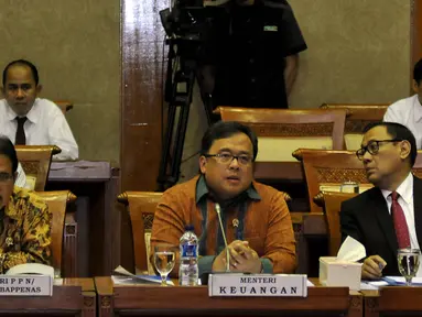 (Ki-ka) Menteri BPN/Bappenas Sofyan Djalil, Menkeu Bambang Brodjonegoro dan Gubernur BI Agus Martowardojo saat menghadiri rapat dengan Komisi XI DPR RI membahas Asumsi Dasar Makro RAPBN 2016, Jakarta, Senin (21/9/2015). (Liputan6.com/Johan Tallo)