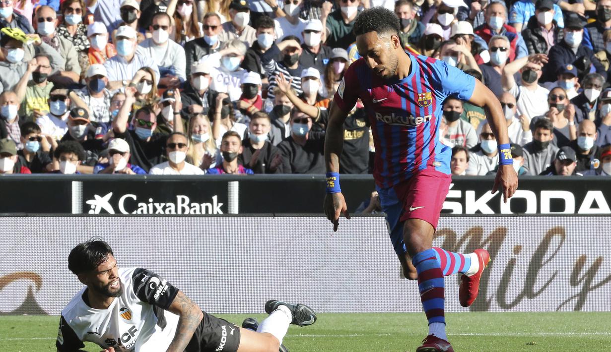 Pierre-Emerick Aubameyang. Striker Gabon berusia 32 tahun yang didatangkan Barcelona dari Arsenal di bursa transfer Januari musim 2021/2022 ini mencetak hattrick di laga ketiganya di pekan ke-25 Liga Spanyol saat mengalahkan tuan rumah Valencia 4-1 (20/2/2022). (AFP/Alberto Saiz)