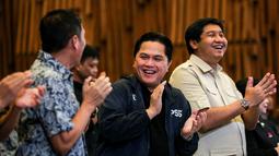 Ketua umum PSSI, Erick Thohir (tengah) bersama Ketua Steering Committee Piala Presiden 2024, Maruarar Sirait (kanan) dan Direktur Utama PT LIB, Ferry Paulus menghadiri acara Malam Apresiasi Piala Presiden 2024 yang berlangsung di SCTV Tower, Senayan, Kamis (19/12/2024). (Bola.com/Bagaskara Lazuardi)