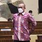 Ketua KPU Hasyim Asy'ari (batik ungu) bersiap mengikuti rapat kerja dengan Komisi II DPR RI di Kompleks Parlemen Jakarta, Rabu (13/4/2022). Raker tersebut membahas persiapan pemilu serentak pada 2024. (Liputan6.com/Angga Yuniar)
