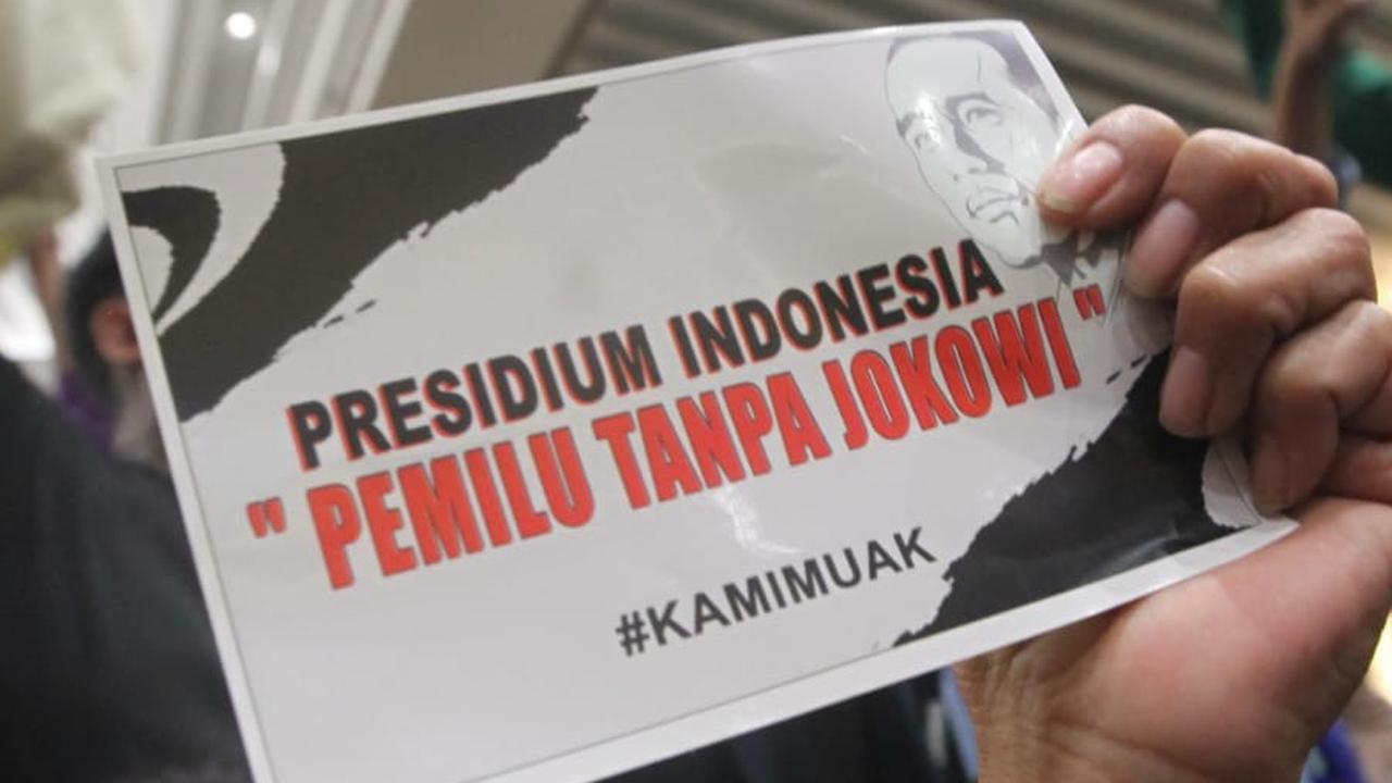 Perwakilan mahasiswa dari berbagai kampus menunjukkan stiker saat menghadiri Konsolidasi Pro Demokrasi di Hotel Sahid, Jakarta, Minggu (21/1/2024).