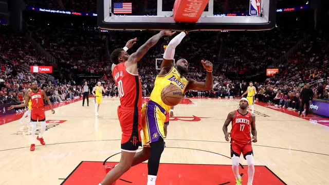 Pemain Lakers LeBron James beraksi saat melawan Rockets di lanjutan NBA