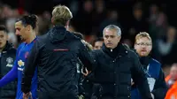 Pelatih Liverpool Juergen Klopp bersalaman dengan pelatih Manchester United Jose Mourinho seusai pertandingan Liverpool kontra MU di Liga Inggris di stadion Anfield, Liverpool, Inggris (17/17). (Reuters/Phil Noble)