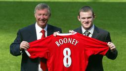 Wayne Rooney. Saat menerima Golden Boy edisi 2004, striker asal Inggris ini berusia 19 tahun dan baru setengah musim menjadi pemain Manchester United usai didatangkan dari Everton di awal musim 2004/2005. Ia juga membawa Inggris hingga ke perempatfinal Euro 2004. (AFP/Paul Barker)