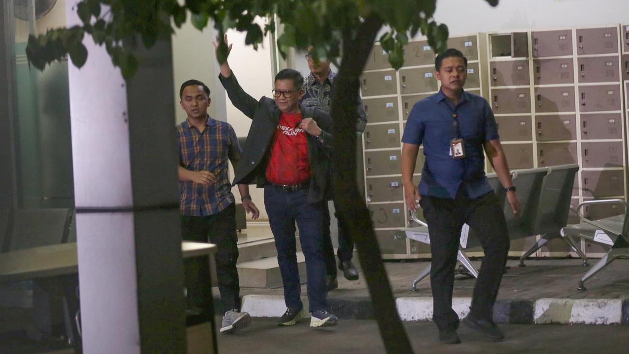 FOTO: Bebas Lewat Amnesti, Hasto Kristiyanto Resmi  Keluar dari Rutan KPK