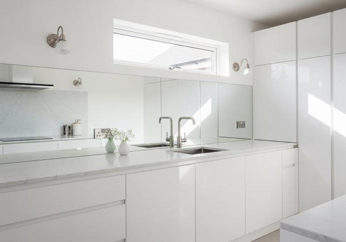 Dapur Monokrom Putih dengan Aksen Cermin/Desain Dapur Ukuran 3x3 Meter dengan Pencahayaan Alami (Sumber: gemini.com)