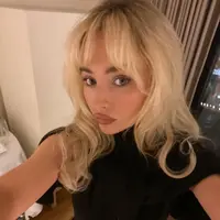 Kunci latte makeup ada pada tampilan kulit yang terlihat natural dan sehat. Alih-alih full coverage foundation yang tebal, banyak makeup artist menyarankan penggunaan skin tint atau foundation ringan. (foto/dok: instagram.com/sabrinacarpenter)