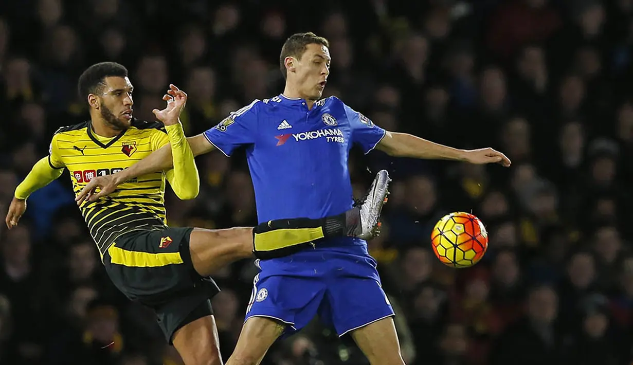 Gelandang Chelsea, Nemanja Matic, menahan laju pemain Watford, Etienne Capoue, pada laga Liga Premier Inggris. Sementara Watford kini berada pada peringkat ke-9. (Reuters/John Sibley)