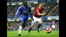 Chelsea, Lassana Diarra (kiri) berebut bola dengan pemain Manchester United, Darren Fletcher pada laga lanjutan Liga Inggris 2006/2007 di Stamford Bridge, London, 09 Mei 2007. Diarra hengkang dari The Blues menuju Arsenal pada 2007 dengan harga 2,9 juta euro. (AFP/Carl De Souza)