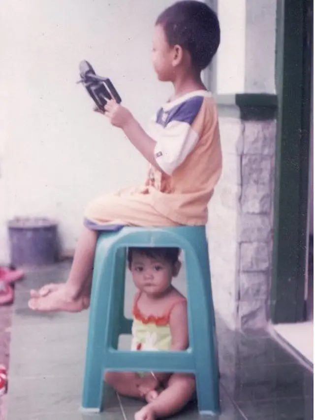 Kelakuan Kocak Saat Kakak Jagain Adik Ini Bikin Kangen Masa Kecil