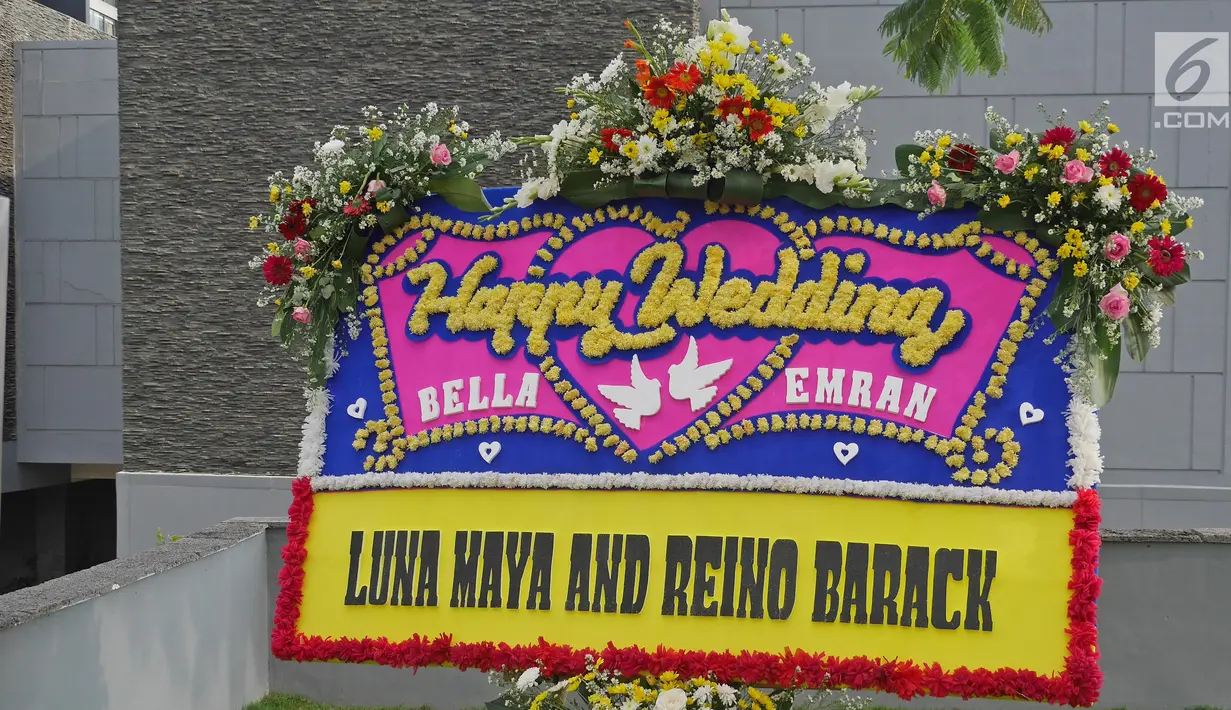Karangan bunga dari aktris Luna Maya terpajang di lokasi resepsi kedua pernikahan Laudya Cynthia Bella dan Engku Emran di kawasan Dago, Bandung, Minggu (8/10). Bella dan Emran resmi menikah pada 8 September 2017 di Malaysia. (Liputan6.com/Herman Zakharia)