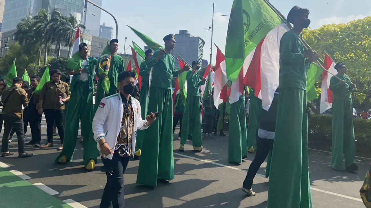 Tiga Partai koalisi Indonesia Bersatu (KIB), Golkar, PAN, dan PPP menghelat pawai kedatangan ke Kantor Komisi Pemilihan Umum guna mendaftar sebagai calon peserta Pemilu 2024.