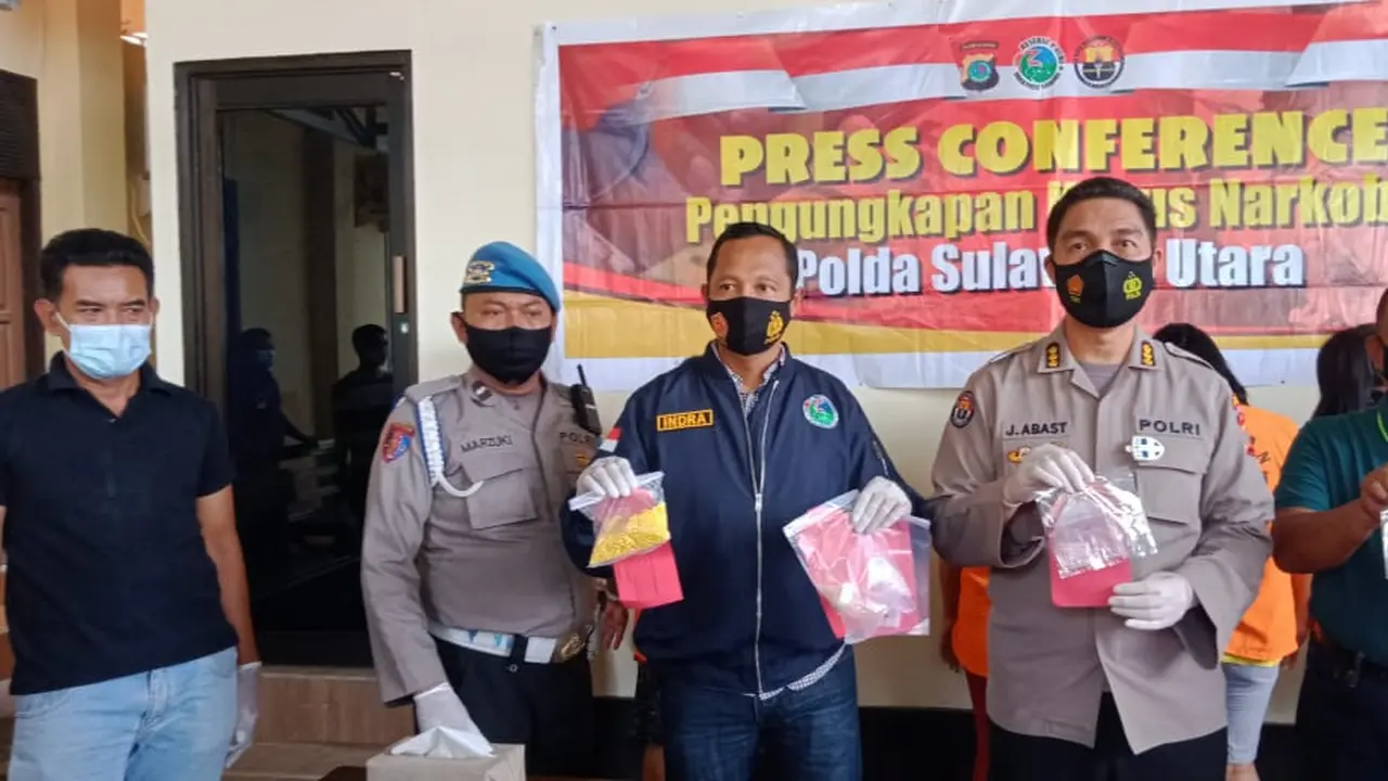 Kabid Humas Polda Sulut Kombes Pol Jules Abraham Abast dalam jumpa pers, Sabtu (28/11/2020).