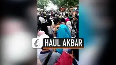 Kerumunan jamaah dalam acara haul akbar Syekh Abdul Qodir Jailani di Pondok Pesantren Al-Istiqlaliyah, Kecamatan Pasar Kemis, Kabupaten Tangerang, hari Minggu kemarin viral di sosial media karena mengundang kerumunan jamaah dan tidak mengindahkan pro...