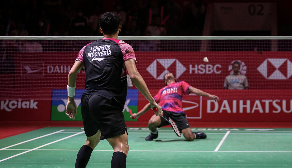 Pebulutangkis tunggal putra Indonesia, Chico Aura Dwi Wardoyo (kanan) terkena backhand smash dari pebulutangkis tunggal putra Indonesia, Jonatan Chirstie pada laga final Indonesia Masters 2023 yang berlangsung di Istora Senayan, Jakarta, Minggu (29/01/2023). Chico kalah dari Jonatan Christie dengan skor 15-21 dan 13-21. (Bola.com/Bagaskara Lazuardi)