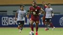 Pemain Barito Putera, Beni Oktovianto menggiring bola saat melawan Persikabo 1973 dalam laga pekan ke-4 BRI Liga 1 2021/2022 di Stadion Wibawa Mukti, Cikarang, Kamis (23/9/2021). Barito Putera kalah 0-3. (Bola.com/M Iqbal Ichsan)