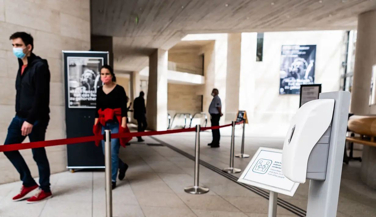 Gel pembersih tangan disediakan di pintu masuk Museum Sejarah Jerman di Berlin, ibu kota Jerman, (18/5/2020). Museum dan galeri di negara tersebut dapat diakses kembali, namun sejumlah aturan kebersihan dan jarak harus terus dipatuhi untuk mencegah penyebaran Covid-19. (Xinhua/Binh Truong)