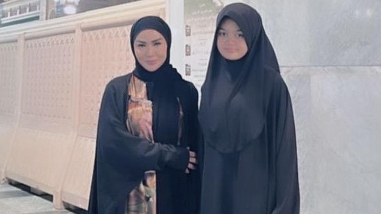 Full Black Abaya, Terkesan Lebih Elegan