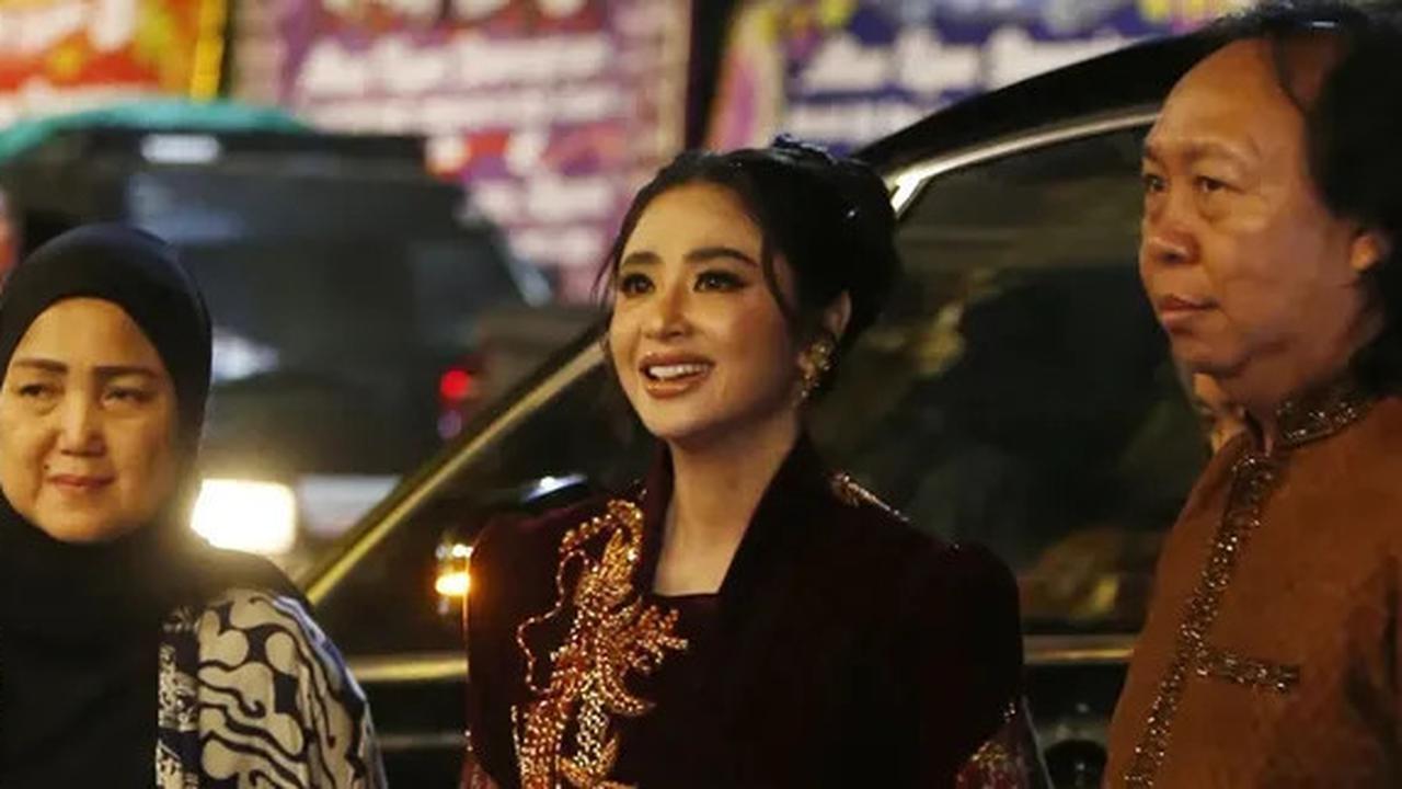 Kondisi Tio Pakusadewo Membaik, Dewi Perssik Berharap Bisa Satu Film Bersama