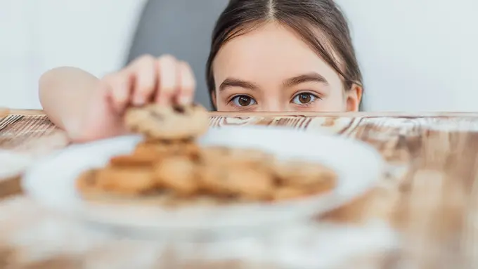 Ilustrasi anak ambil makanan sembunyi-sembunyi/freepik.com/artursafronovvvv