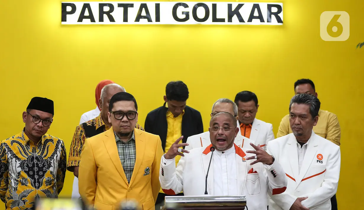 Sekjen Partai Keadilan Sejahtera (PKS) Habib Aboe Bakar Alhabsyi bersama Wakil Ketua Umum Partai Golkar Ahmad Doli Kurnia memberikan keterangan usai pertemuan tertutup di Kantor Partai Golkar, Jakarta, Selasa (7/2/2023). Pertemuan tersebut sebagai ajang silaturahmi dan konsolidasi jelang Pemilu 2024. (Liputan6.com/Johan Tallo)