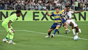 Penyerang Juventus asal Kanada #30, Jonathan David, mencetak gol pertama timnya dalam pertandingan Serie A Italia antara Juventus dan Parma di Stadion Allianz, Turin, Senin (25-8-2025) dini hari WIB. (Isabella BONOTTO/AFP)